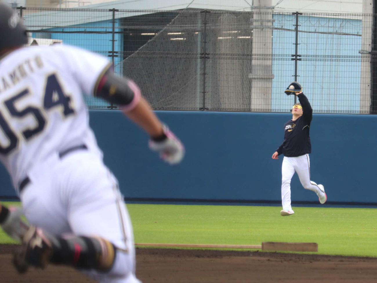 2軍残留組のライブBPで中堅への守備に就き、育成・寺本の放った中堅への飛球を捕球する吉田