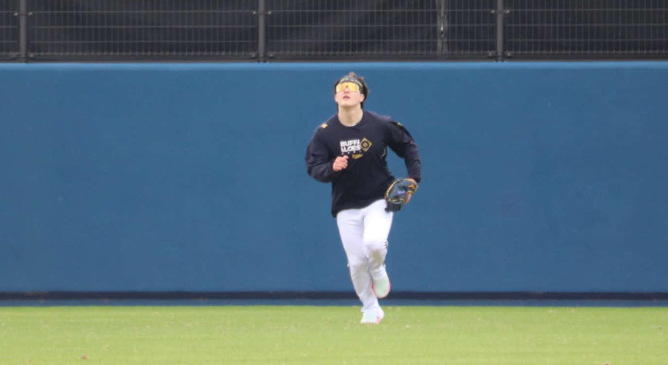 2軍残留組のライブBPで中堅への守備に就き、育成・寺本の放った中堅へ当たりを追う吉田