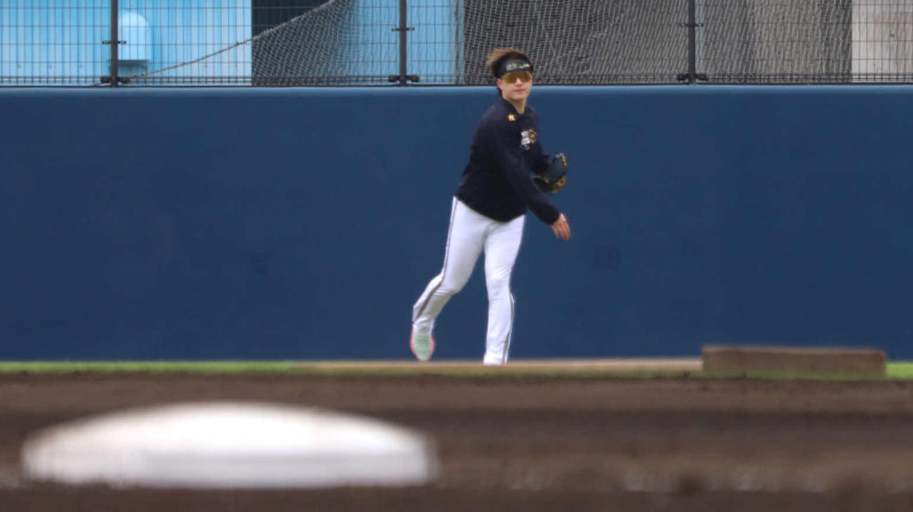 2軍残留組ライブBPの合間に右腕で投げる動作を見せた、オリックス吉田(撮影・中島麗)