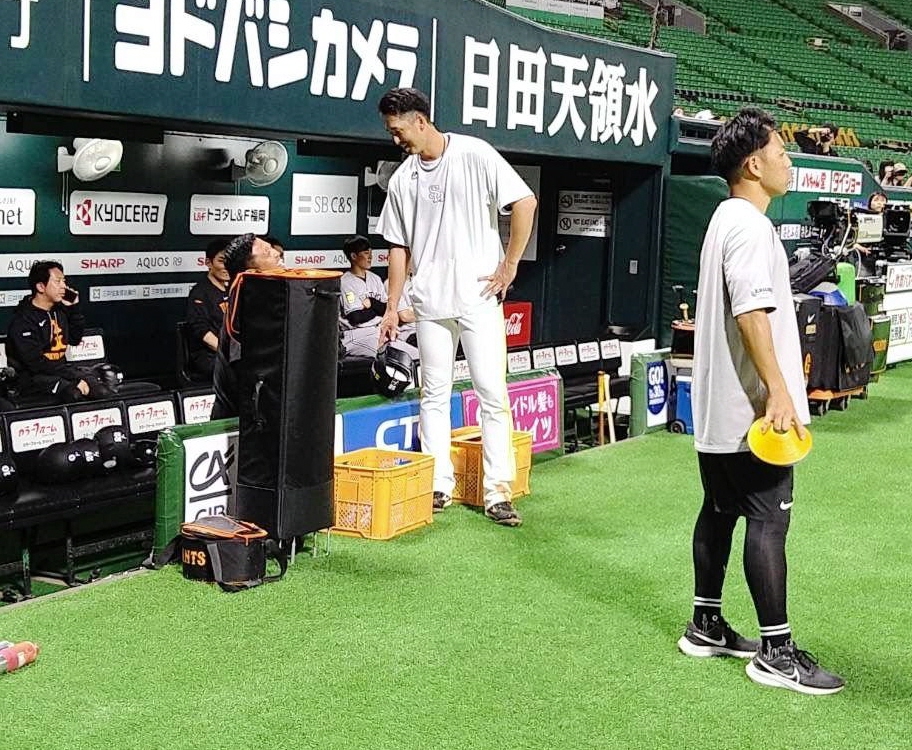 ソフトバンク・秋広、大江が古巣巨人ベンチへ挨拶 秋広は阿部監督と再会 笑顔で談笑 交流戦で初対戦へ「楽しみにしていた」(デイリースポーツ) – Yahoo!ニュース – Yahoo!ニュース ソフトバンク・秋広、大江が古巣巨人ベンチへ挨拶 秋広は阿部監督と再会 笑顔で談笑 交流戦で初対戦へ「楽しみにしていた」(デイリースポーツ) - Yahoo!ニュース - Yahoo!ニュース