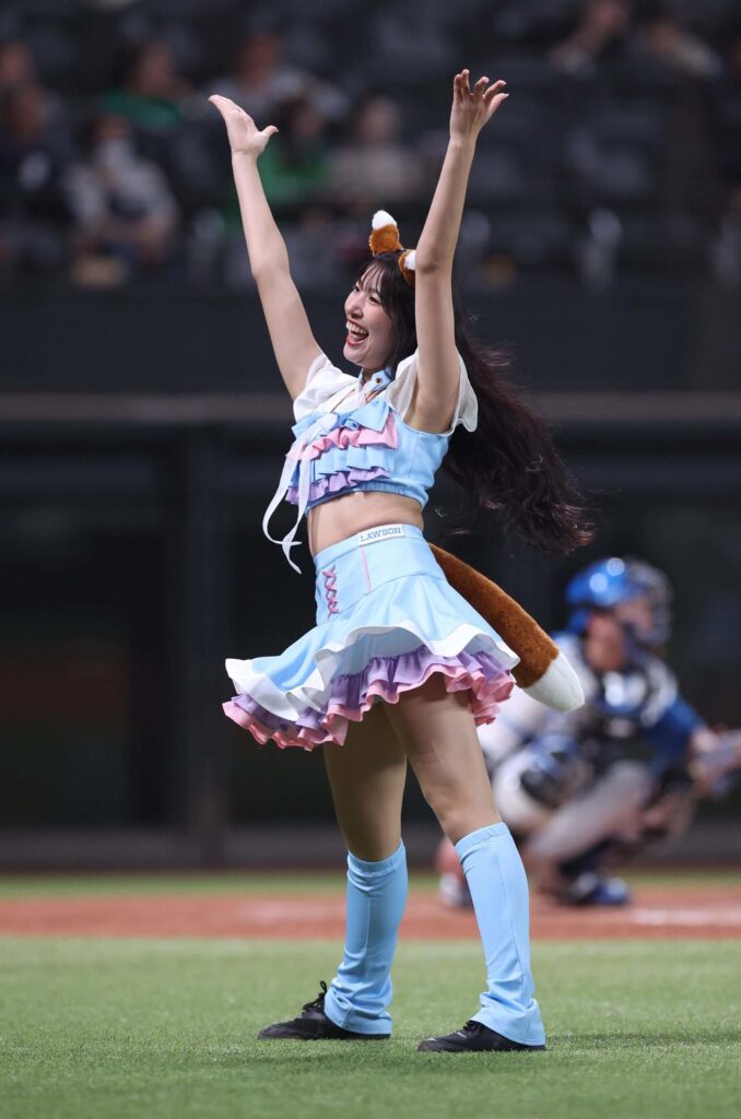 【日本ハム】ファイターズガールがピンクと水色の限定衣装できつねダンス つばみも共演（日刊スポーツ） - Yahoo!ニュース - Yahoo!ニュース