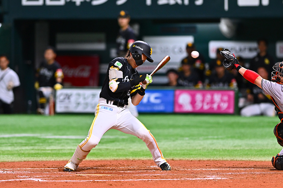 頭部に死球を受けたソフトバンク・周東佑京【写真：古川剛伊】
