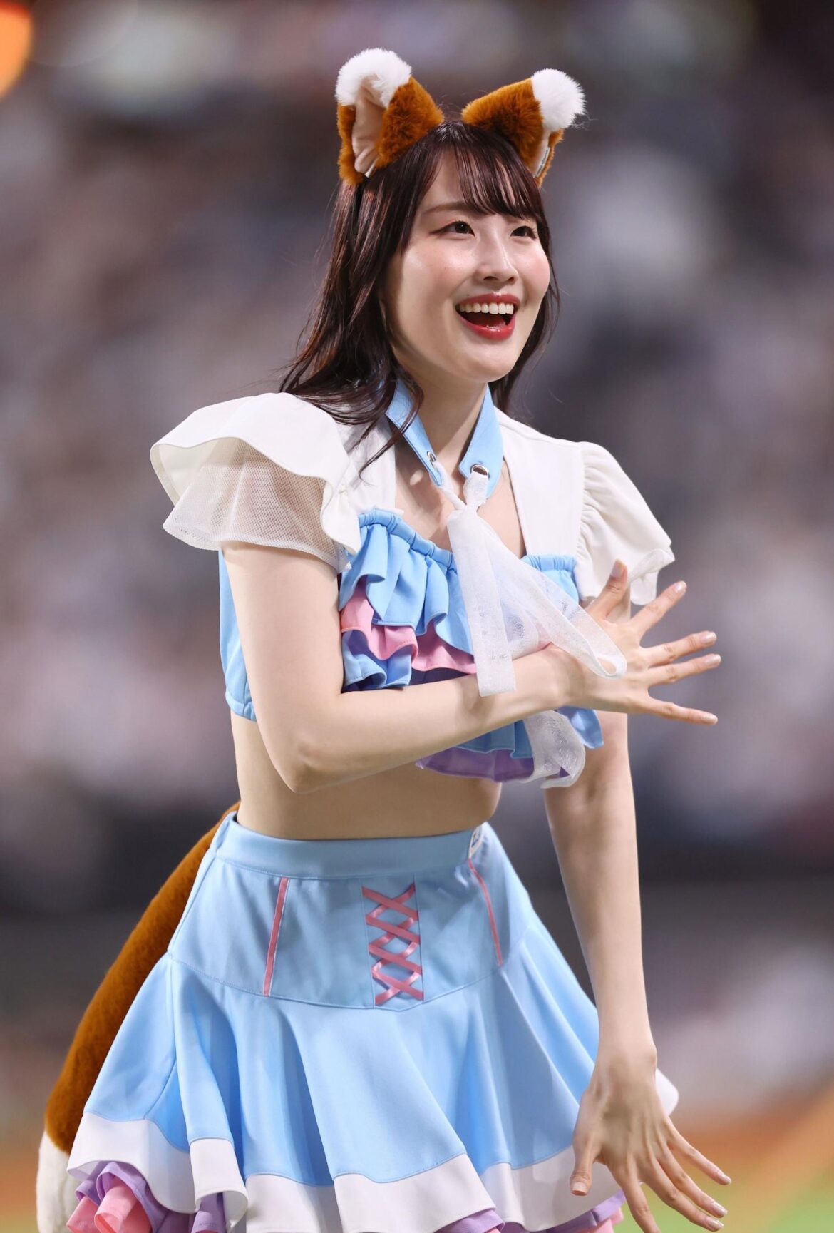 「スワローズファンも恋に落ちた模様」激カワ話題の新衣装ファイターズガールに観客メロメロ「もう完全にアイドル」「とんでもない美人おる」（デイリースポーツ） - Yahoo!ニュース - Yahoo!ニュース