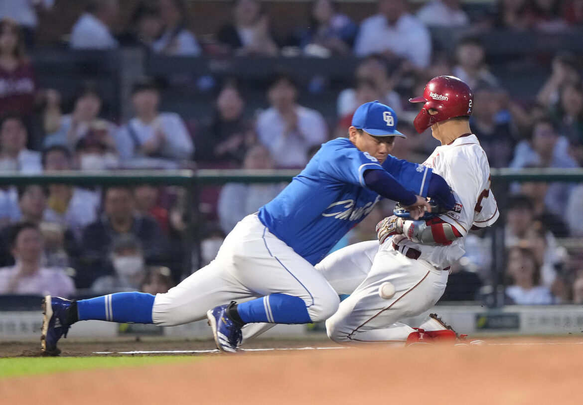 【アクシデント】中日高橋周平が楽天太田と三塁付近で交錯し、立ち上がれず…そのまま途中交代(日刊スポーツ) – Yahoo!ニュース – Yahoo!ニュース 【アクシデント】中日高橋周平が楽天太田と三塁付近で交錯し、立ち上がれず…そのまま途中交代(日刊スポーツ) - Yahoo!ニュース - Yahoo!ニュース