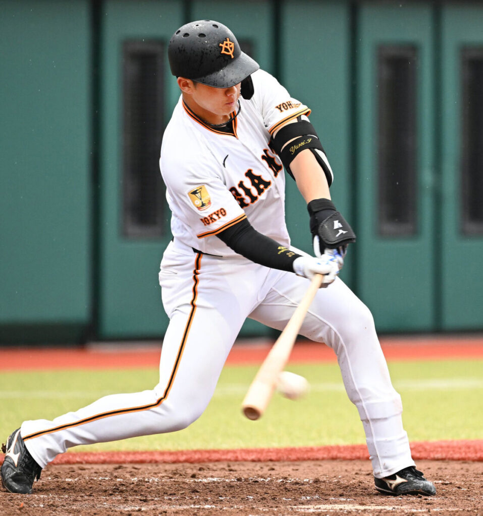 ３回１死満塁、石塚が勝ち越しの右前適時打を放つ（カメラ・竹松　明季）