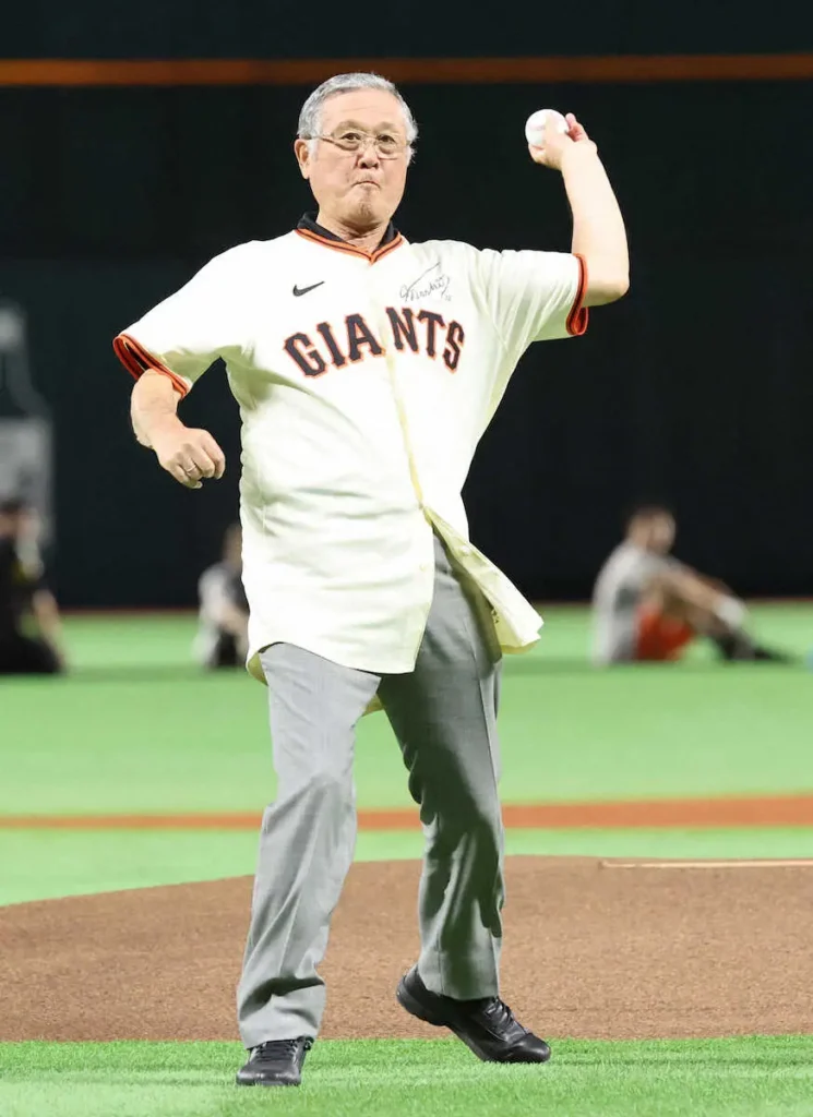 村上雅則氏　ジャイアンツユニで始球式　ワンバウンドに笑顔「持つのはグラスばっかりだよ」 - スポニチ Sponichi Annex 野球