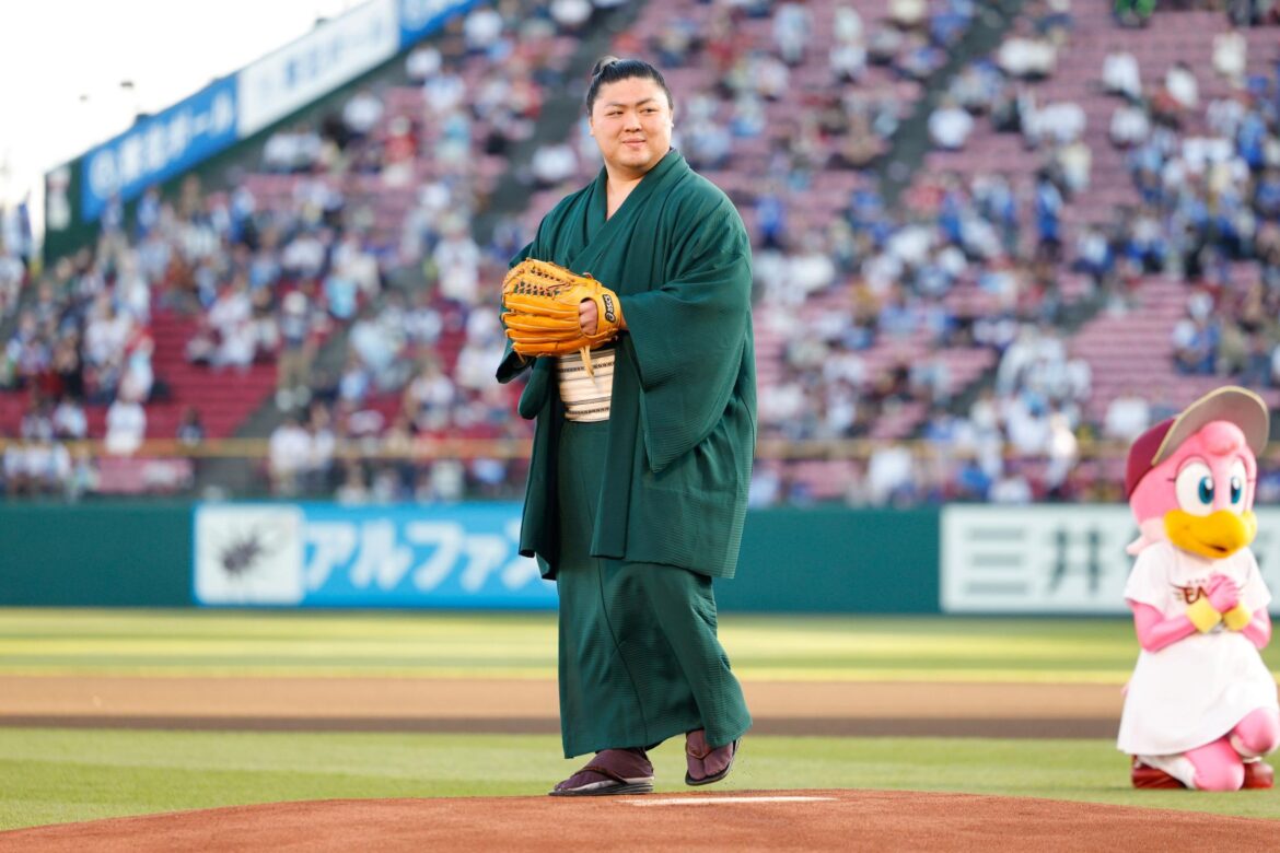 時疾風が地元宮城で始球式 「投球の出来は悪くなかった」と自画自賛 日本相撲協会とパ６球団のコラボ企画（デイリースポーツ） - Yahoo!ニュース - Yahoo!ニュース