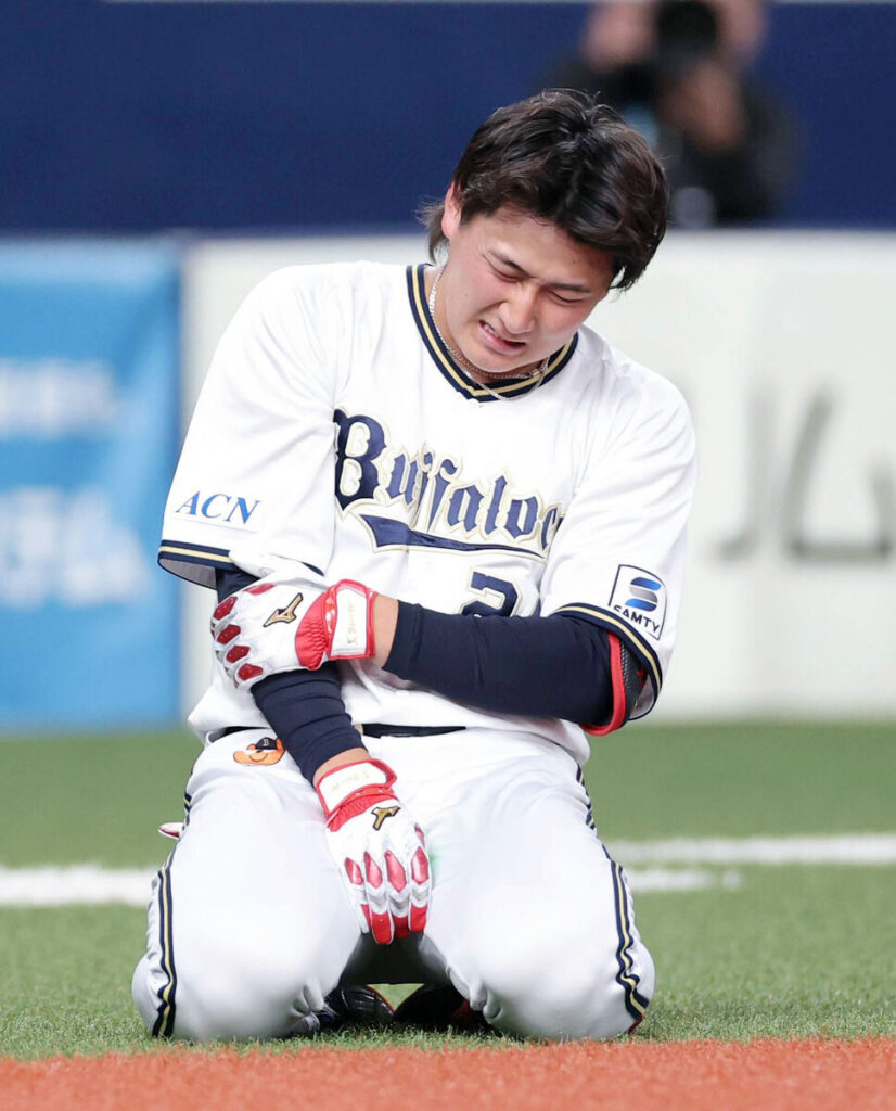 【オリックス】右前腕部に死球の紅林弘太郎、大事を取って途中交代 現在はアイシングで様子見(スポーツ報知) – Yahoo!ニュース – Yahoo!ニュース 【オリックス】右前腕部に死球の紅林弘太郎、大事を取って途中交代 現在はアイシングで様子見(スポーツ報知) - Yahoo!ニュース - Yahoo!ニュース