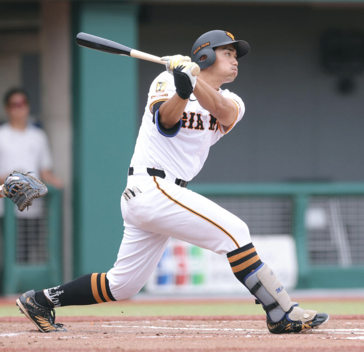 ６回２死、右越えソロ本塁打を放つ三塚琉生（カメラ・宮崎　亮太）