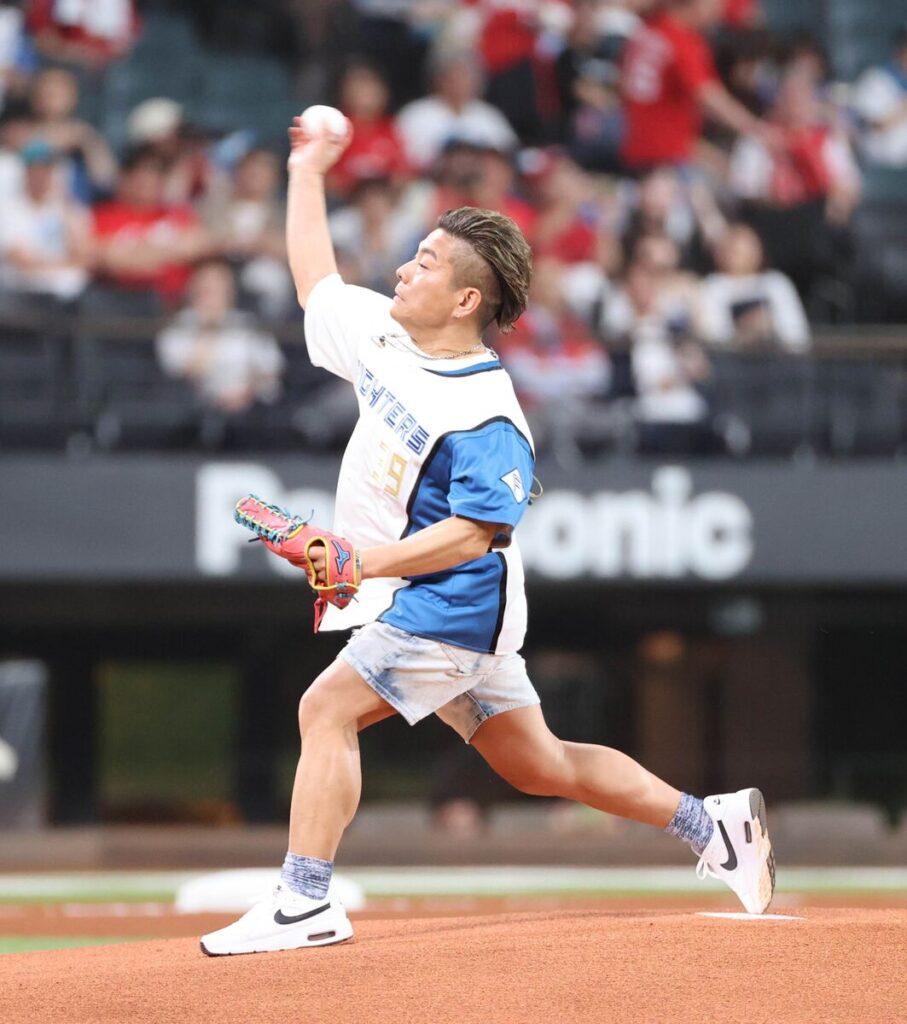 ファーストピッチを行ったHOME　MADE家族のMICRO（カメラ・池内　雅彦）