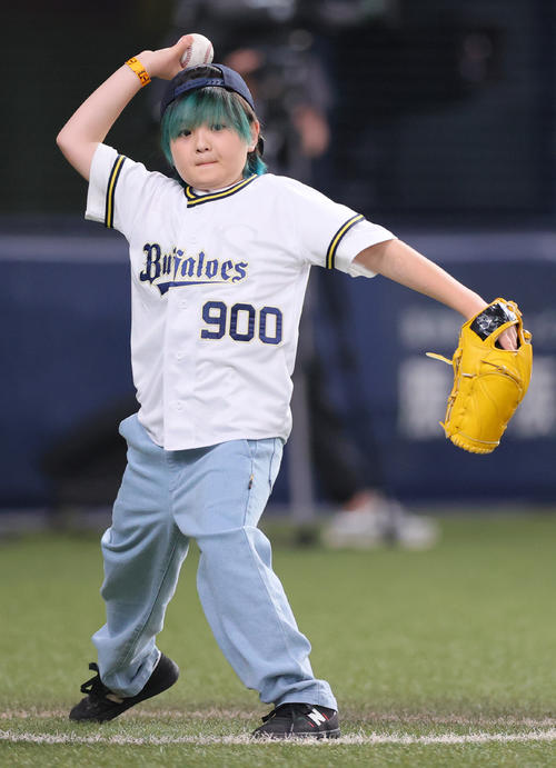【オリックス】10歳スケボ河上恵蒔が始球式「緊張」20日から京セラドームでX Games – プロ野球 : 日刊スポーツ オリックス対巨人 始球式に臨むスケートボーダーの河上恵蒔(撮影・上山淳一)