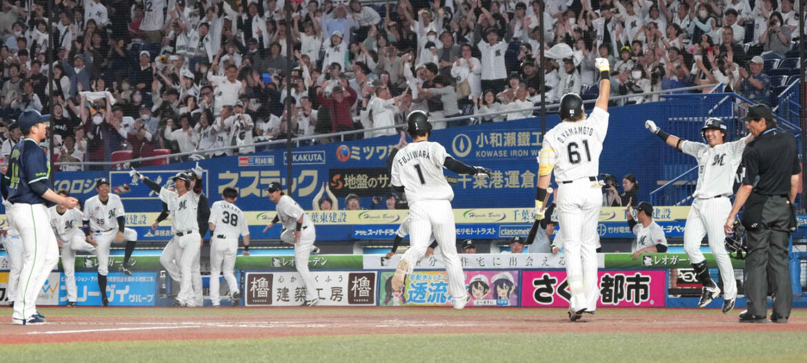 【ヤクルト】2球連続暴投でサヨナラ負け…高津監督「気持ちは分かる。ちょっと行き過ぎた」 – プロ野球写真ニュース – nikkansports.com ロッテ対ヤクルト 9回裏ロッテ1死二、三塁、ヤクルト5番手で登板した大西(左端)の暴投でサヨナラ勝ちを収め、大喜びするロッテナイン(撮影・小沢裕)