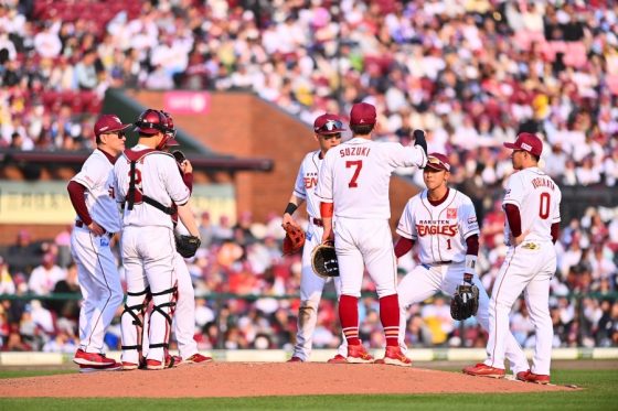 「気づいた方はいましたか?」 グラウンド整備に紛れた意外な人物、披露した“習熟の技術” – full-count.jp 「気づいた方はいましたか?」 グラウンド整備に紛れた意外な人物、披露した"習熟の技術" | Full-Count