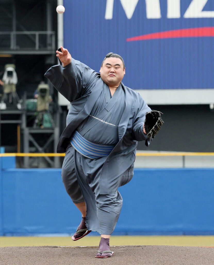 大相撲の幕内・隆の勝がロッテ―ヤクルトで始球式 四股も踏み「けがなくおわってほしいという願いを込めた」（スポーツ報知） - Yahoo!ニュース - Yahoo!ニュース