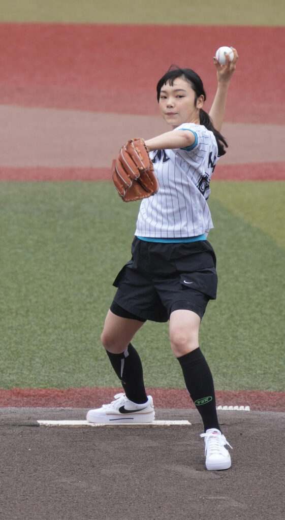 【ロッテ】古川琴音が豪快フォームからツーバン始球式 自己採点は「６点です」（日刊スポーツ） - Yahoo!ニュース - Yahoo!ニュース