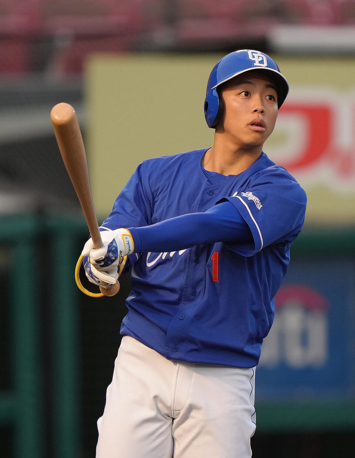 11日の楽天対中日　2回表中日2死一、二塁、岡林は右に切れる特大のファウルを放つ（撮影・足立雅史）