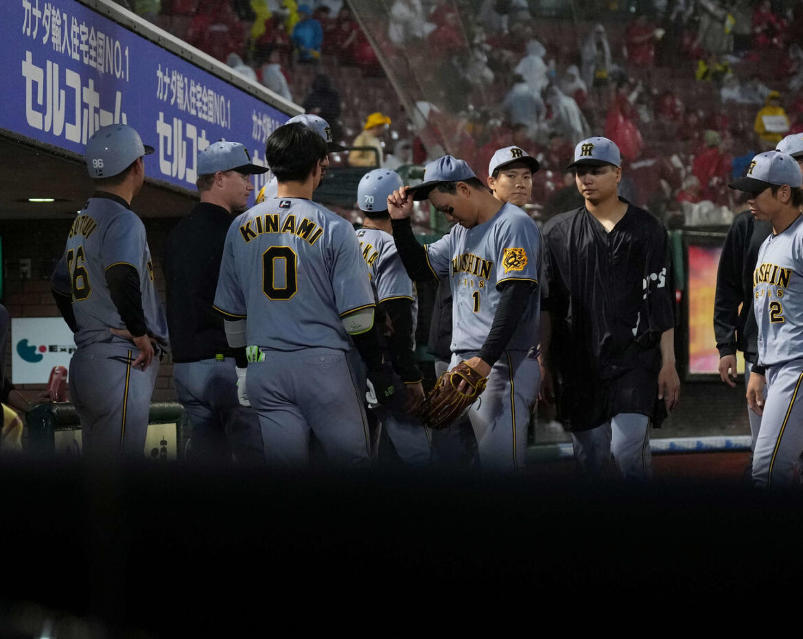 楽天対阪神　サヨナラ負けで引き揚げる森下（撮影・井上学）