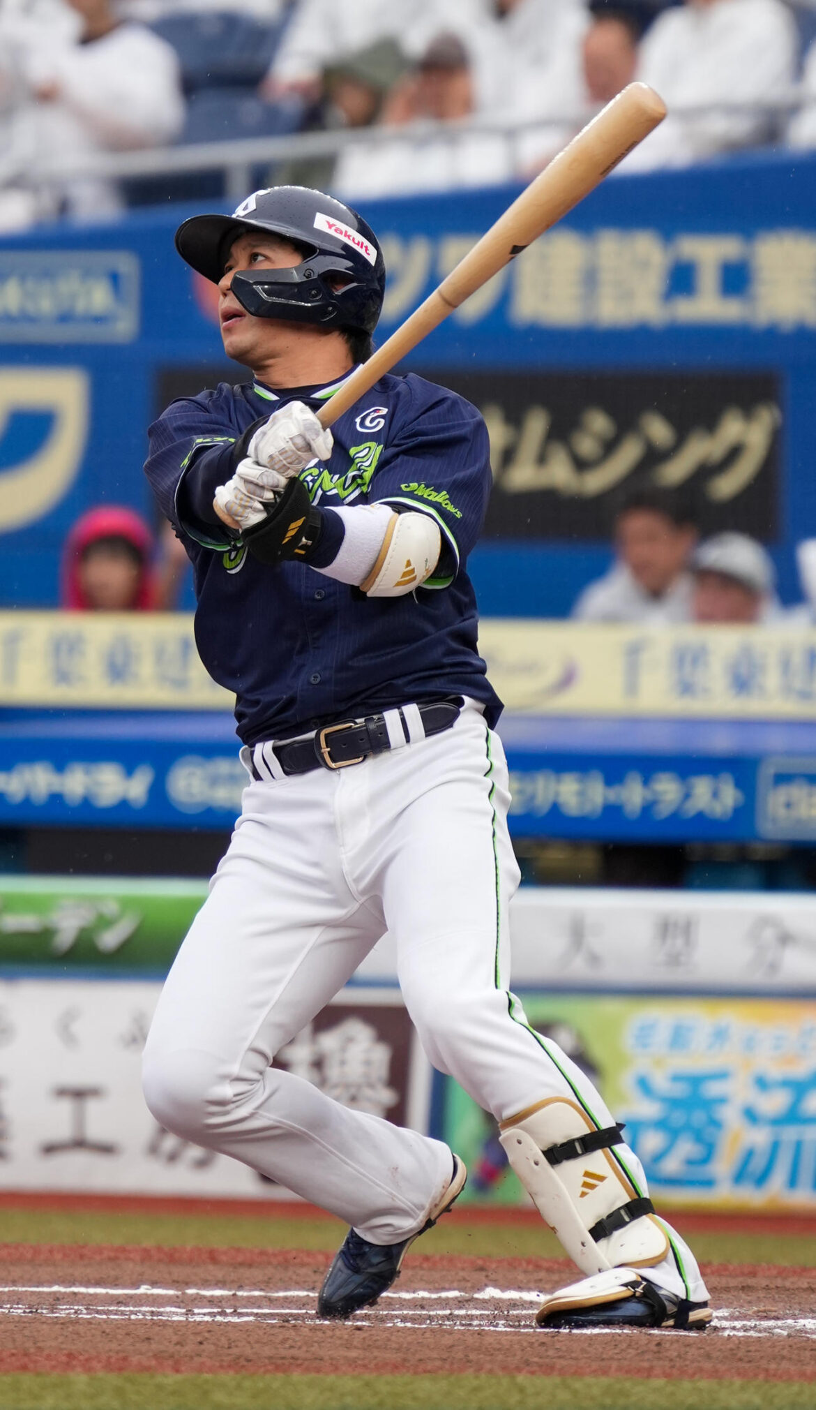 ロッテ対ヤクルト　6回表ヤクルト2死、山田は左越えにソロ本塁打を放つ（撮影・小沢裕）