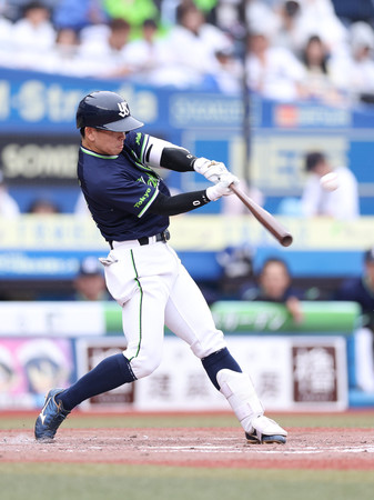 ヤクルトが連敗止める=プロ野球・ロッテ―ヤクルト – 時事通信ニュース 4回、先制のソロ本塁打を放つヤクルトの並木=14日、ゾゾマリン