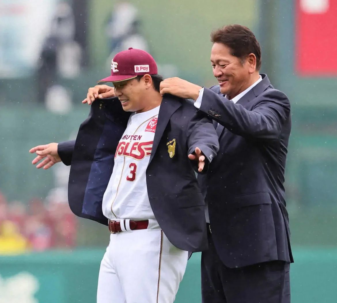 楽天・浅村栄斗　大魔神から名球会ブレザーを授与され「実感」と「身が引き締まる想い」 - スポニチ Sponichi Annex 野球