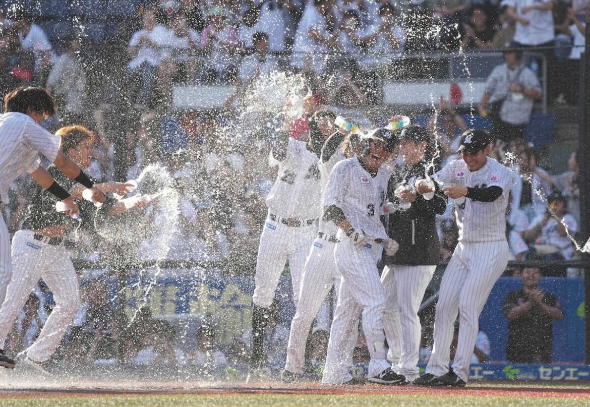ロッテ サヨナラ犠飛の角中「最後に決めた自分。素晴らしかった」 自画自賛のお立ち台でファン沸かせた（スポニチアネックス） - Yahoo!ニュース - Yahoo!ニュース