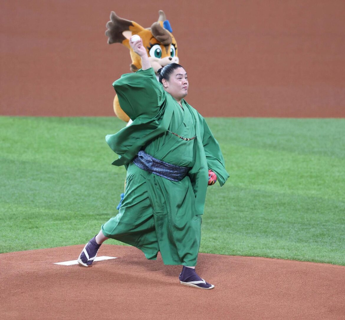 【日本ハム】北海道岩内町出身の一山本がファーストピッチ＆“緑のきつねダンス”も披露（日刊スポーツ） - Yahoo!ニュース - Yahoo!ニュース