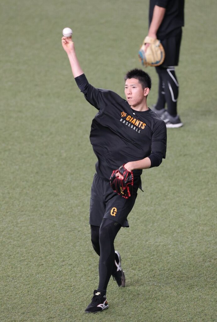 試合前練習でキャッチボールを行う戸郷翔征（カメラ・渡辺　了文）