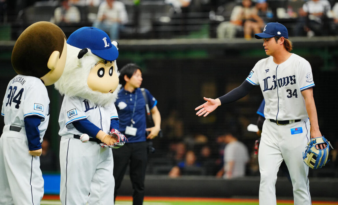 西武対中日　セレモニアルピッチを終えたクレヨンしんちゃんの野原しんのすけ（中央）に握手を求めるもボールを落としてしまいタイミングが合わない西武甲斐野（右）（撮影・垰建太）