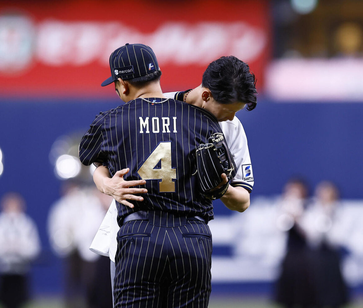 オリックス対巨人　始球式を終え、捕手役のオリックス森と抱き合う福森大翔さん（撮影・藤尾明華）