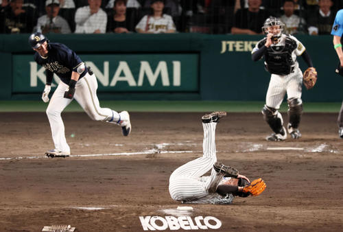 阪神対オリックス　9回表オリックス無死、石井は広岡の打球を頭部に受け転倒（2025年6月6日撮影）