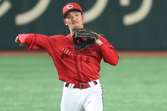 理解不能の素手→爆肩 観客あんぐり…”忍者”の超絶プレーはグラブさえ「いらんやん」 | Full-Count 理解不能の素手→爆肩 観客あんぐり…"忍者"の超絶プレーはグラブさえ「いらんやん」 | Full-Count