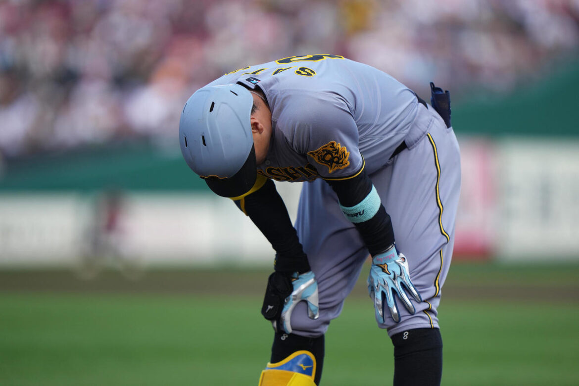 楽天対阪神　11回表阪神無死、佐藤輝は右中間に長打を放つも走り出しが遅く単打となりがっくり（2025年6月15日撮影）