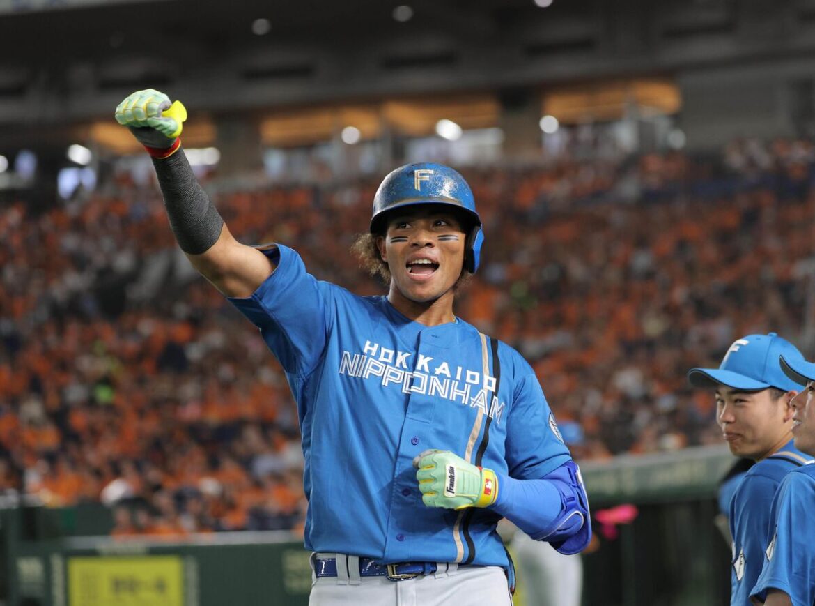 回２死、右越えソロ本塁打を放ちポーズの水谷瞬（カメラ・今成　良輔）