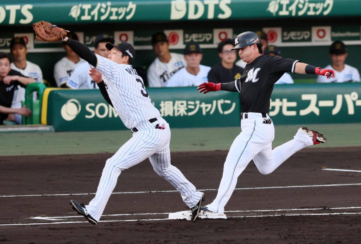 阪神対ロッテ　2回表ロッテ2死、藤岡は遊内野安打を放つ。一塁手大山（撮影・加藤哉）