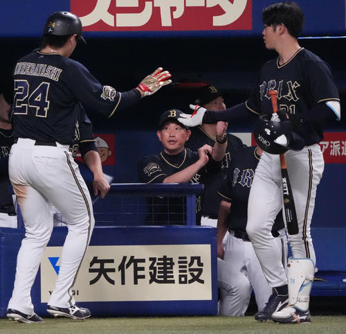 【オリックス】東晃平が1年ぶり白星でチームも5連勝 クリーンアップ3連打で勝ち越し – nikkansports.com 中日対オリックス 8回表オリックス1死三塁、岸田監督(中央)は来田の犠飛で生還した紅林を迎える(撮影・森本幸一)