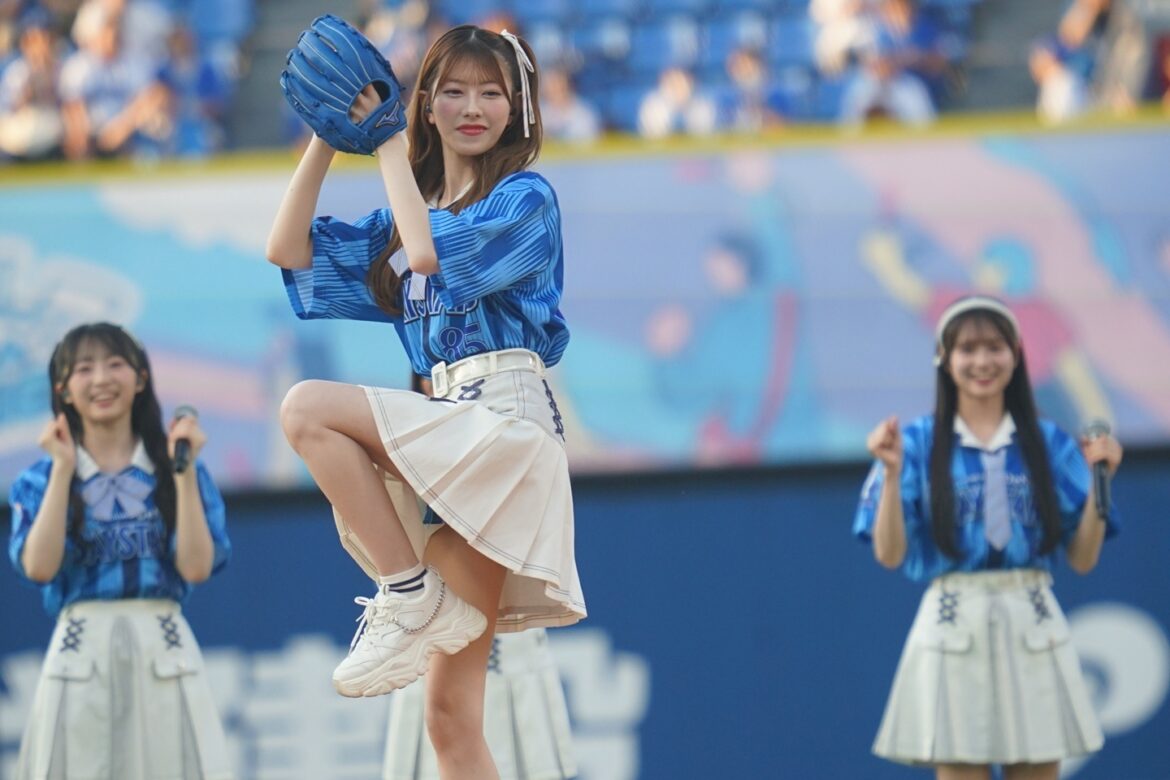 「可愛さが渋滞」国民的アイドルグループにハマスタ熱狂！豪快な“ワンバン”始球式に反響「DeNAめっちゃ羨ましい」「素敵な企画」（THE DIGEST） - Yahoo!ニュース - Yahoo!ニュース