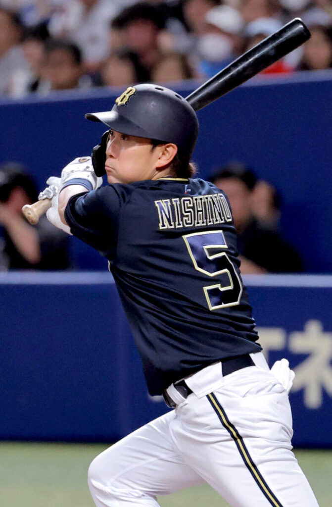 ５回１死、代打・西野真弘が左前安打を放つ（カメラ・朝田　秀司）