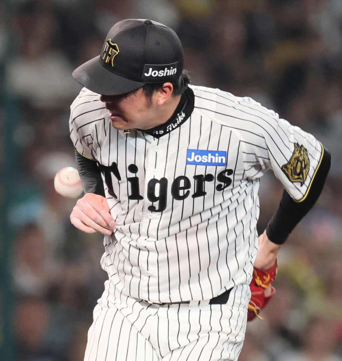 阪神対ロッテ　7回表ロッテ2死二、三塁、才木は角中の打球を右手に受け、同点適時打となる（撮影・宮崎幸一）