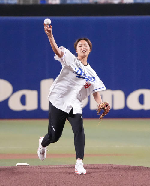 【中日】名古屋出身のなでしこ谷川萌々子がセレモニアルピッチ 小さい頃印象に残った選手は… – nikkansports.com 中日対オリックス 試合前、セレモニアルピッチを行う谷川萌々子(撮影・森本幸一)