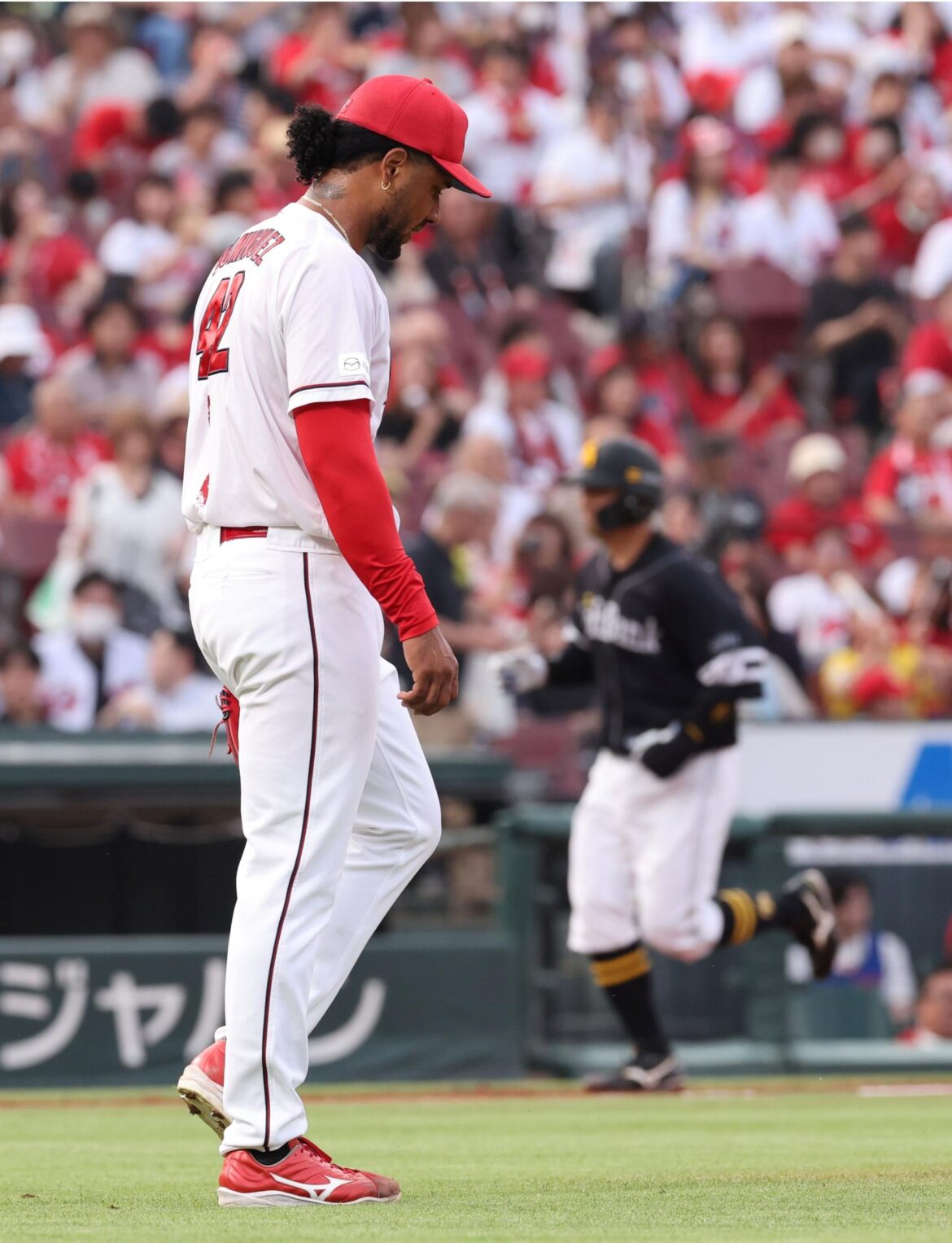 広島 ドミンゲスがまさかの大乱調 来日ワーストの初回４失点 栗原に先制打、嶺井には痛恨の一撃浴びる（デイリースポーツ） - Yahoo!ニュース - Yahoo!ニュース