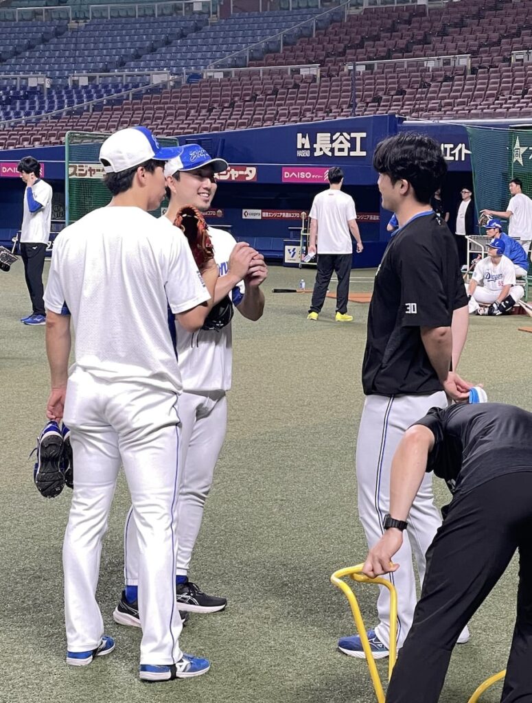 レッツ交流 日本ハム・郡司が中日時代にバッテリーを組んだ経験がある選手会長の藤嶋と談笑（サンケイスポーツ） - Yahoo!ニュース - Yahoo!ニュース