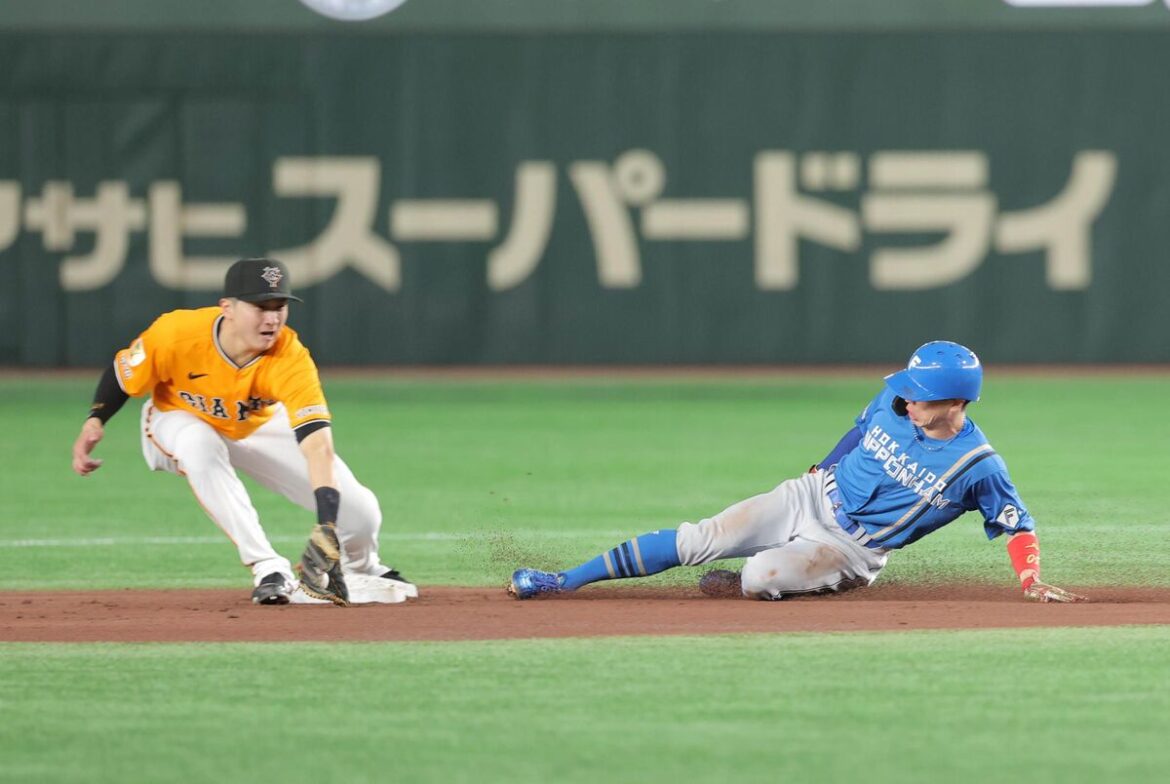 ３回無死一塁、盗塁を決める五十幡亮汰（右、カメラ・今成　良輔）