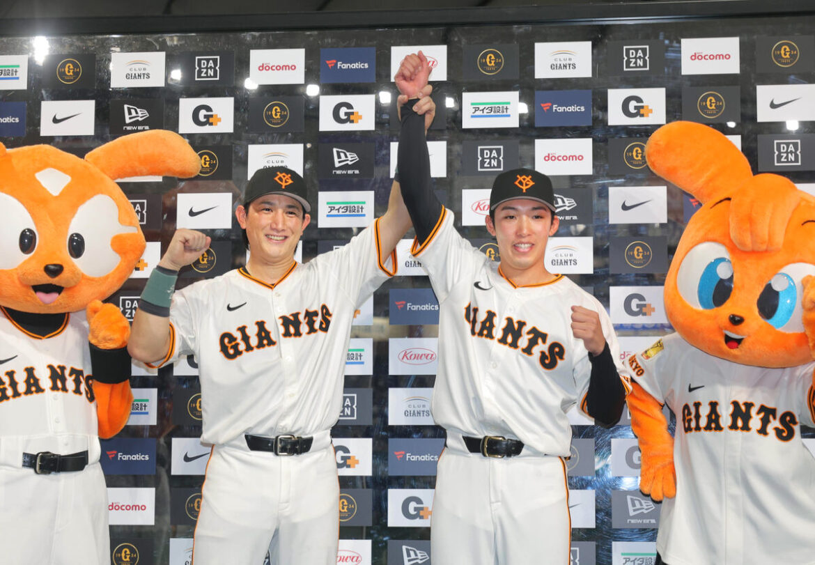 お立ち台に上がった赤星優志（右）と小林誠司　（カメラ・上村　尚平）