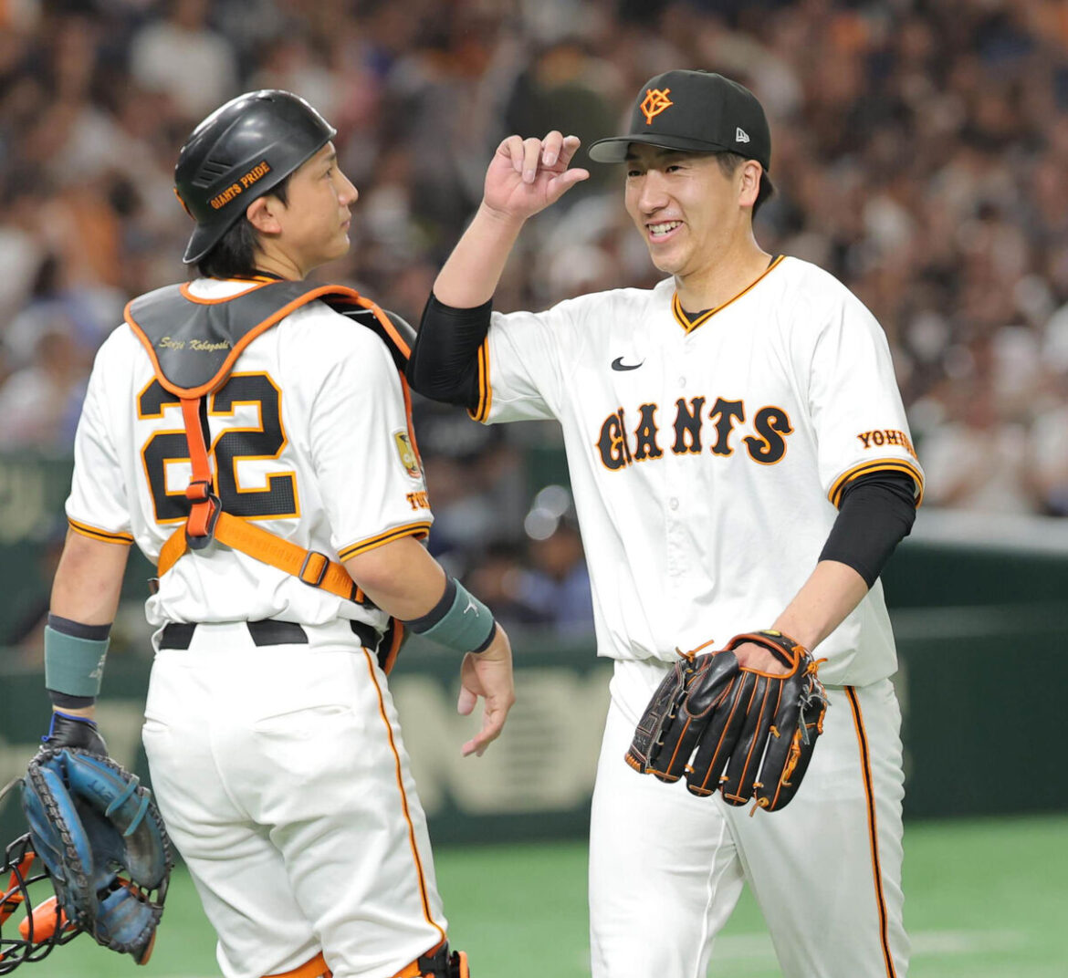 ８回を抑え、笑顔の大勢（左は小林誠司）（カメラ・今成　良輔）