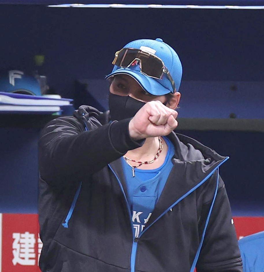 日本ハム・新庄監督 交流戦Vならずも「十分じゃないですか?」公約通りの11勝7敗 パ差広がらず混戦続くも夏場の戦い手応え「若い分うちが有利かな」(デイリースポーツ) – Yahoo!ニュース – Yahoo!ニュース 日本ハム・新庄監督 交流戦Vならずも「十分じゃないですか?」公約通りの11勝7敗 パ差広がらず混戦続くも夏場の戦い手応え「若い分うちが有利かな」(デイリースポーツ) - Yahoo!ニュース - Yahoo!ニュース