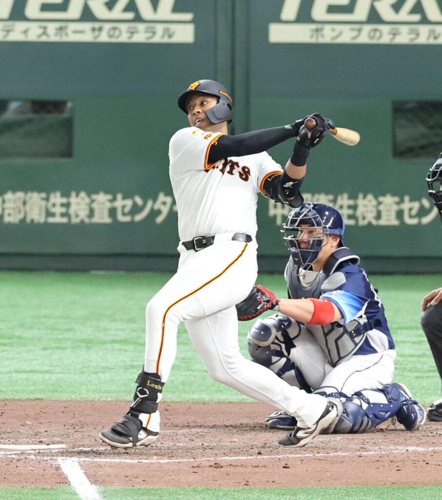 ９回１死、３安打目となる右前打を放ったオコエ瑠偉（カメラ・池内　雅彦）