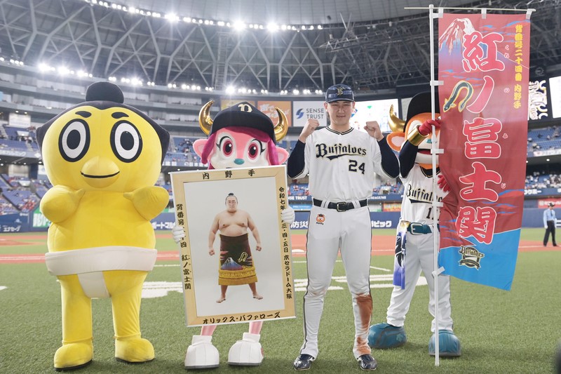 6月4日の広島戦でヒーローになりガッツポーズで記念撮影する紅林