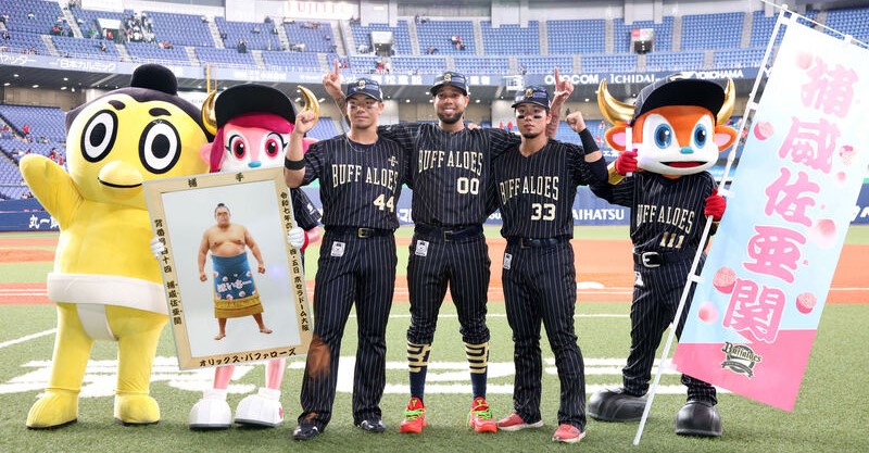 6月5日にヒーローインタビューを受けた3人はポーズを取る。左から頓宮、エスピノーザ、杉沢