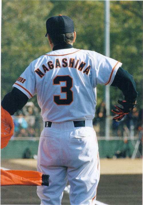 背番号3のユニホーム姿を披露した巨人監督時代の長嶋茂雄さん（2000年2月12日）