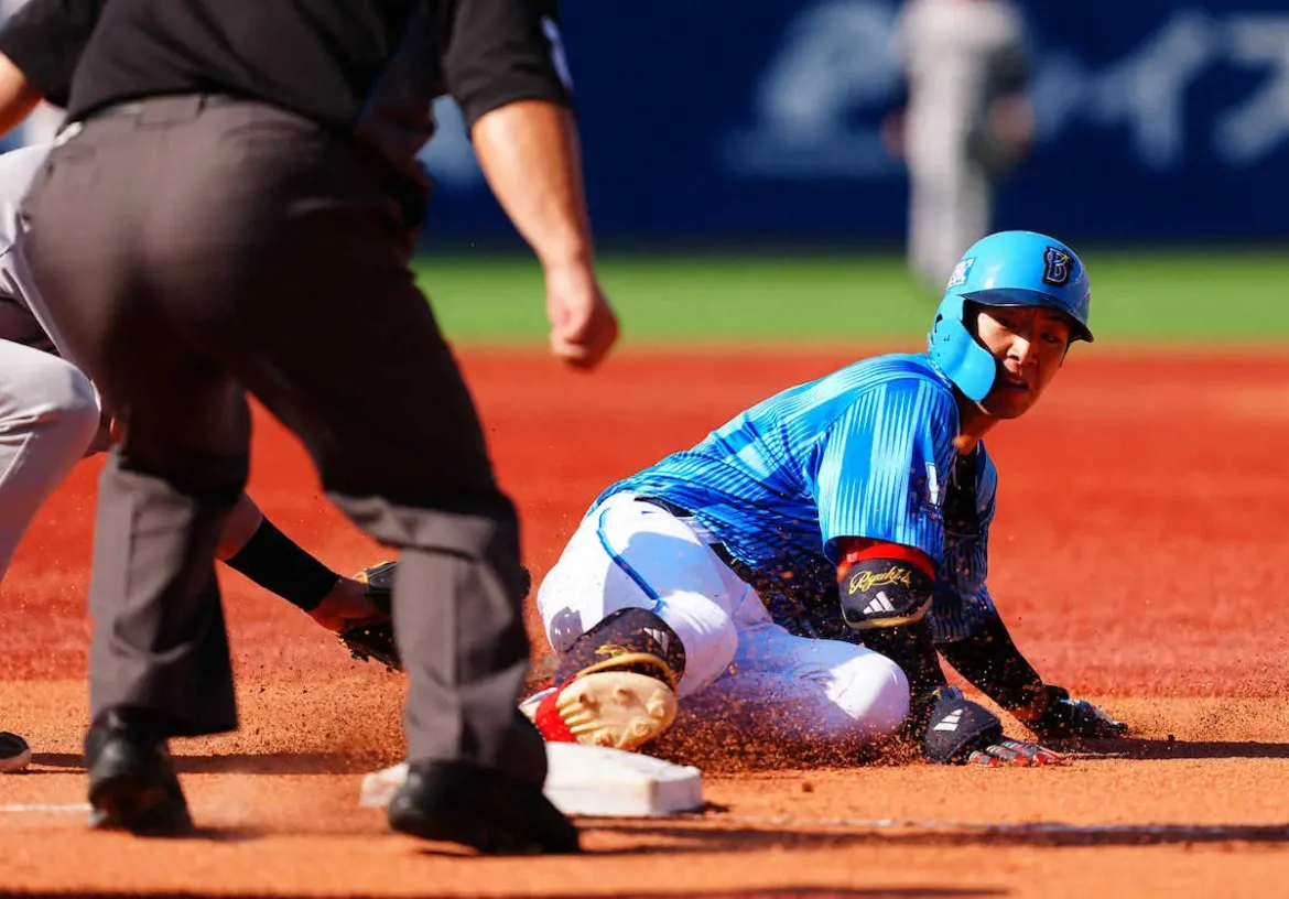 DeNA・度会が激走！　2点二塁打&相手の送球ミスで一気に生還！ - スポニチ Sponichi Annex 野球